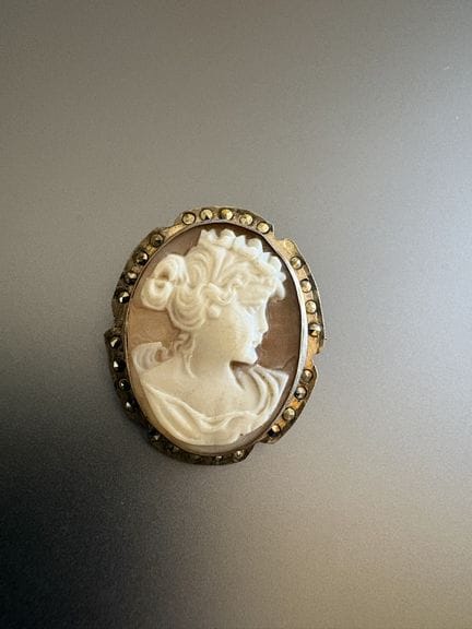 Brosche aus 800er Silber und Muschel-Kamee. Maße: 