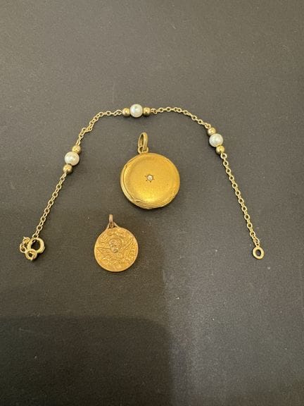 Erinnerungsanhänger, Medaille und vergoldetes Armb