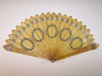 BLUMENKRÄNZE Fächer, Rahmen aus durchbohrtem Horn,