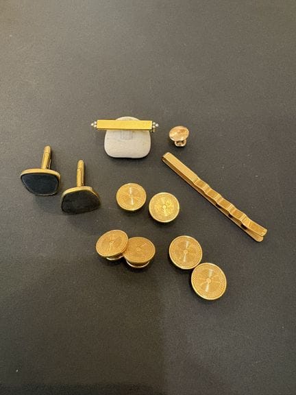 Lot de boutons de manchettes, broche et divers en 