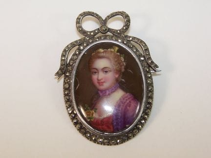 Antike Brosche mit Fassung aus Silber (mindestens 