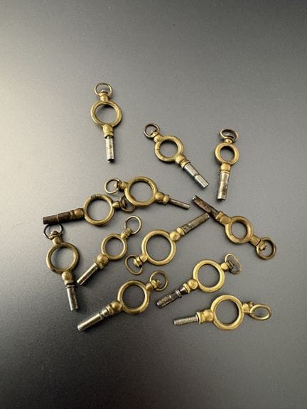 Set of 12 vintage watch keys made of gold-plated m