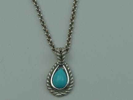 AVON. Collar con un colgante adornado con un cabuj