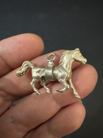 Anhänger in Form eines Pferdes aus Silber, Feingeh