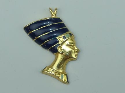 Colgante de bronce dorado y esmalte que representa