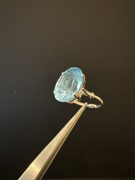 Ring aus 750er Weißgold und Topas. Der Stein misst