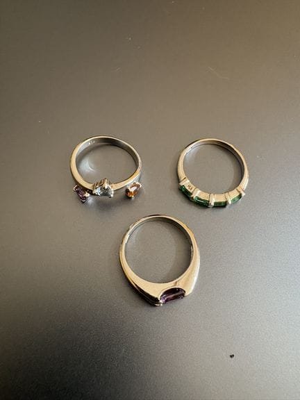 Trois bagues en argent 925°/°° et pierres de coule