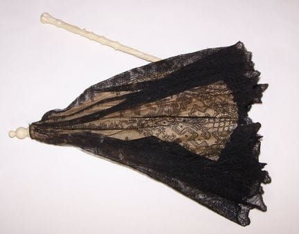 Marquise parasol, with a foldable bone handle feat