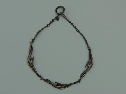 DOLCE VITA. Collar de metal o cobre con motivos de
