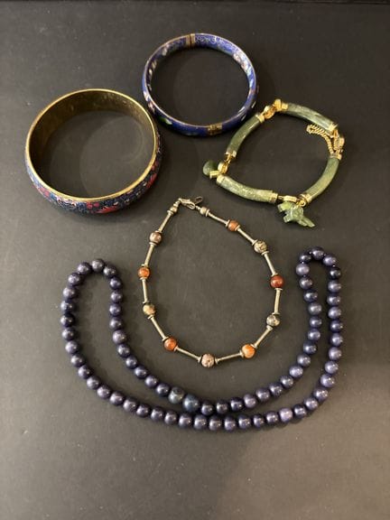 Modeschmuck-Set, bestehend aus einem Jade-Armband,