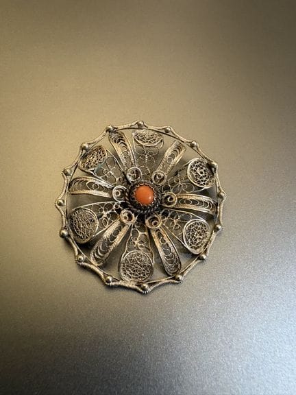 Brosche aus 800er Silber und Koralle. Durchmesser: