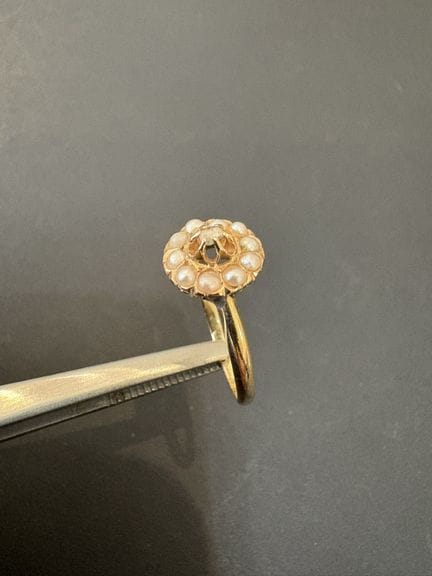 Bague en or jaune 750°/°°, perles supposées fines 