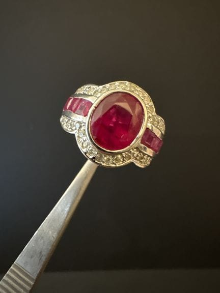 Ring aus 375°/°°-Weißgold, mit geschliffenen Rubin