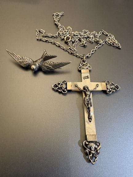 Broche, croix et chaîne en métal argenté.