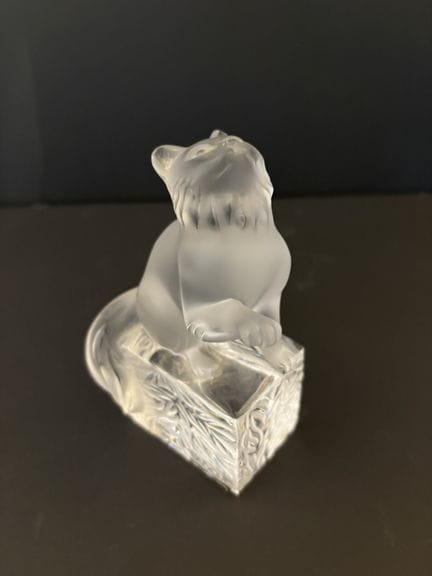 LALIQUE. Katze mit erhobenem Pfötchen, Modell „Dou