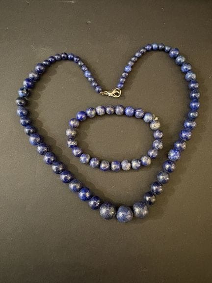 Halskette und Armband aus Lapislazuli-Perlen, Meta