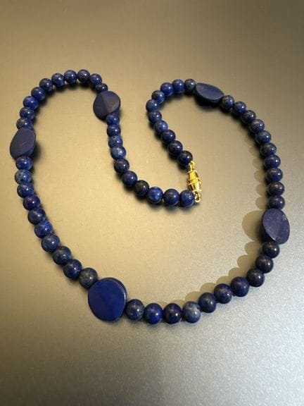 Halskette aus Lapislazuli-Perlen, vergoldeter Meta