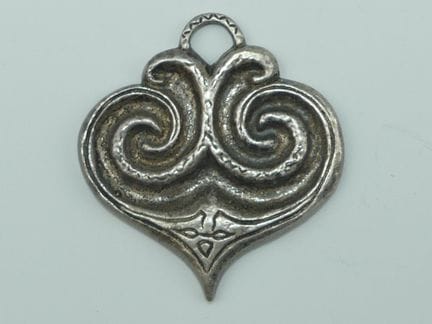 Yvonne TINDAS. Colgante de bronce plateado. Firmad