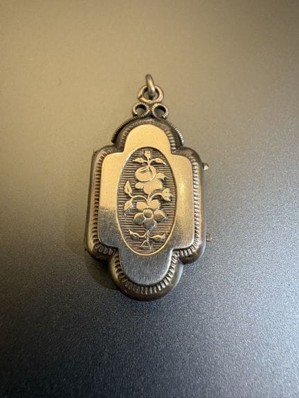 Andenken-Anhänger aus 800er Silber. Maße: 4 x 2 cm