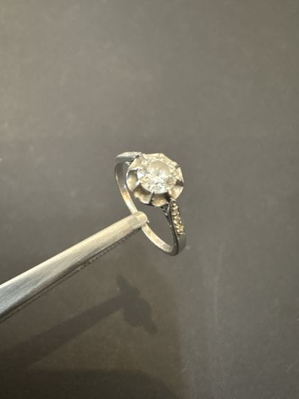 Bague platine 850°/°°, pierre blanche et petits di