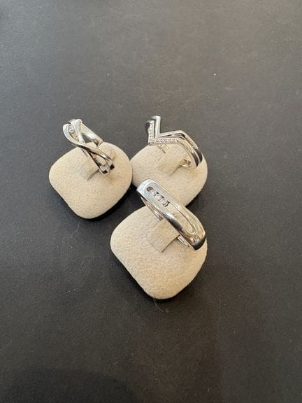Trois bagues en argent 925°/°° et pierres. Tailles