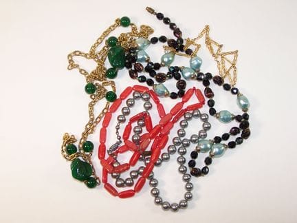 Lote de bisutería variada: collares, pulsera de pi