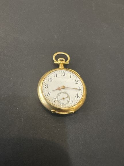 Montre gousset en or jaune 750°/°°. Boîtier ciselé