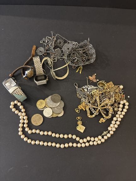 Umfangreiche Auswahl an Modeschmuck, Uhren, Einzel