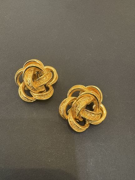 Paire de clips d'oreilles en métal doré.