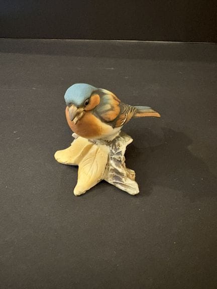 CAPODIMONTE. Pinzón común de porcelana.
Altura: 6,
