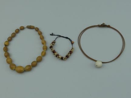 ATHENS PROTASIS y VARIOS. Collar de cuero con un c