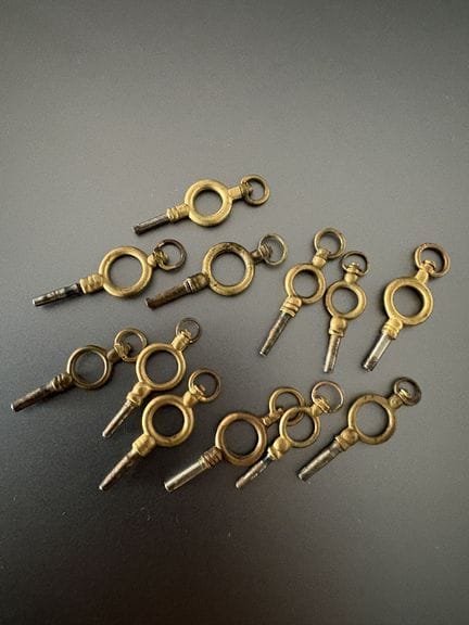 Set of 12 vintage watch keys made of gold-plated m