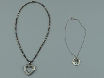 AGATHA. Collar largo adornado con un corazón y un 