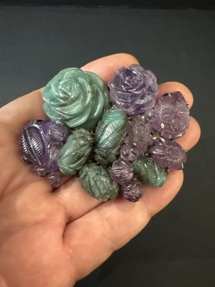 Großer Anhänger, besetzt mit Amethyst und grünen H