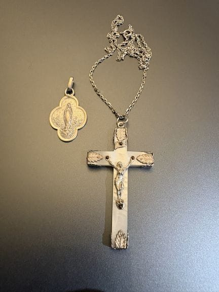 Kreuz, Medaille und Kette aus 800er Silber. Ketten