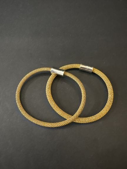 Dalia. Zwei flexible Armbänder aus vergoldetem 925