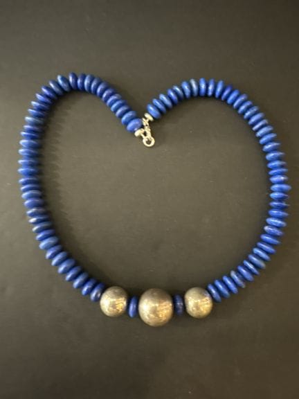 Halskette aus gewölbten Lapislazuli-Scheiben, unte