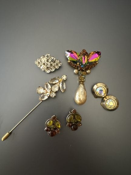 Set aus Modeschmuck aus Metall und anderen Materia