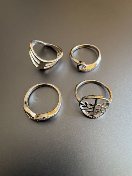 Quatre bagues en argent 925°/°° et pierre banches.