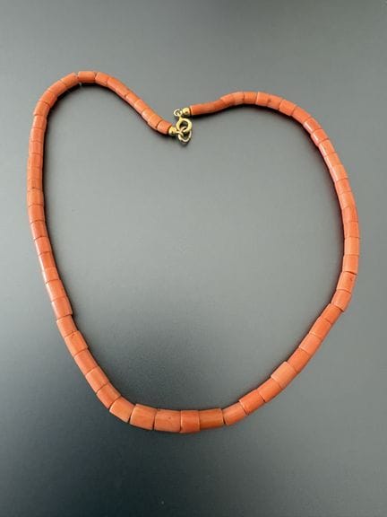 Korallenkette, Metallverschluss. Länge: 38 cm.