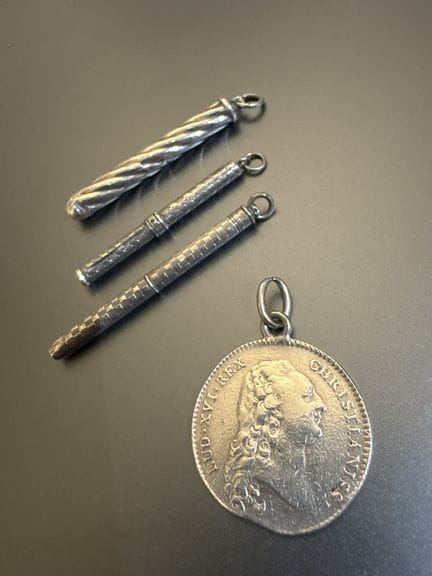 Trois porte mines en argent fourré, et un pendenti