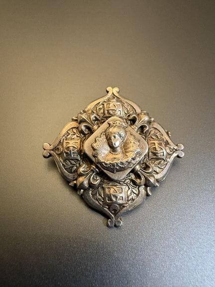 Versilberte Brosche in vierblättriger Form, verzie