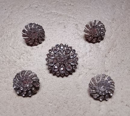 Um 1880. Set aus 5 Silberknöpfen mit Wirbel- und R