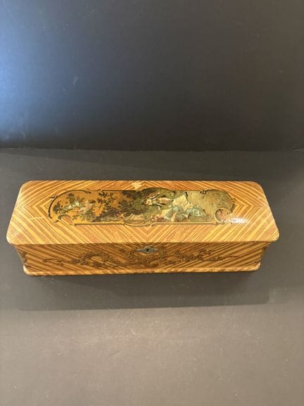 Caja de guantes de madera pintada con un medallón 