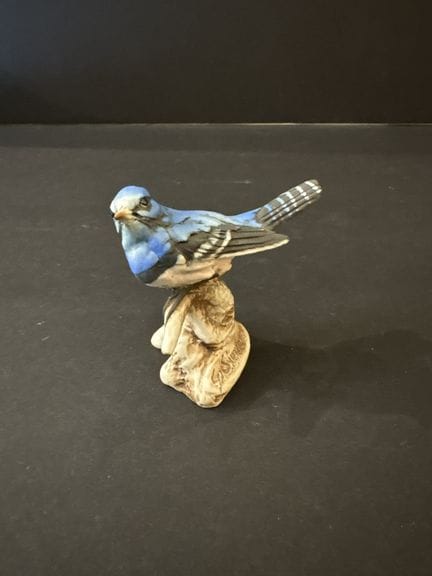 CAPODIMONTE. Arrendajo azul de porcelana bisque, f