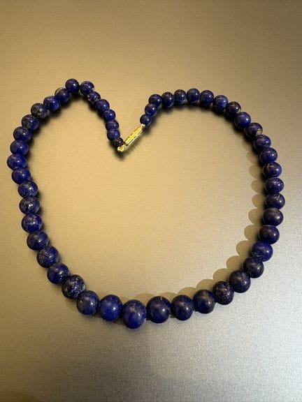 Halskette aus Lapislazuli-Perlen. Verschluss aus v