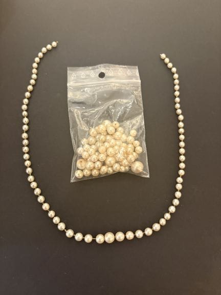 Kette aus 67 ungeprüften Zucht- oder Naturperlen m