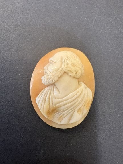 Ancien camée coquille. Dimensions : 2,5 x 2 cm.