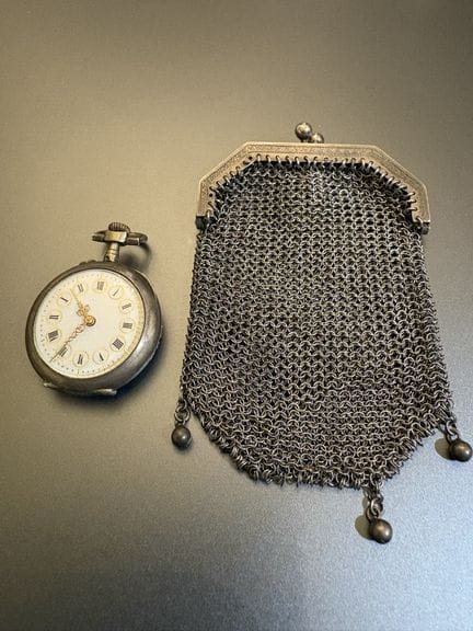 Montre gousset et bourse en argent 800°/°°. Poids 