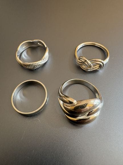 Quatre bagues en argent 925°/°°. Tailles : 54-53-5